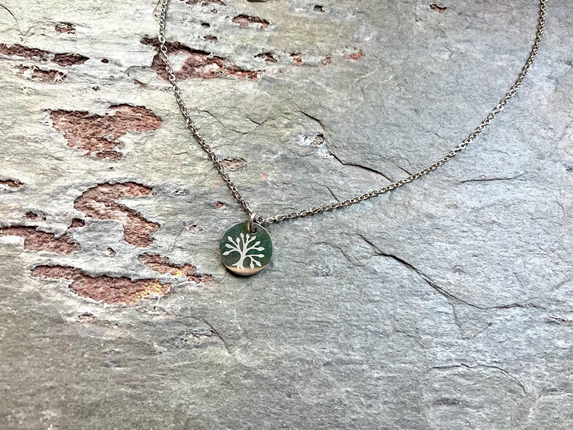 Filigrane Halskette Mit Plättchen Anhänger Und Eingraviertem Baum von Zauberstueck