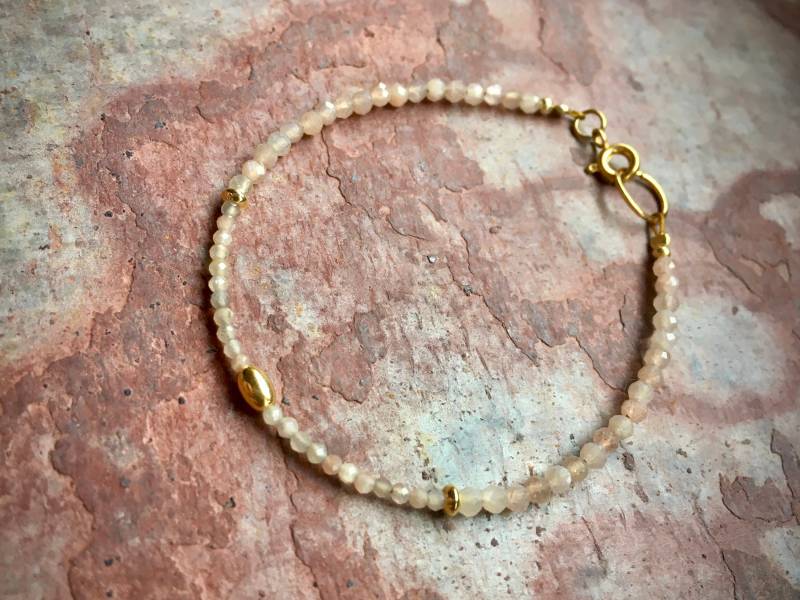 Filigranes Edelstein Stapel Armband | Mondstein von Zauberstueck