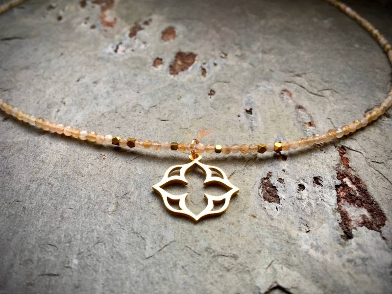 Funkelnde Halskette Aus Sonnenstein Mit Blüten Anhänger von Zauberstueck