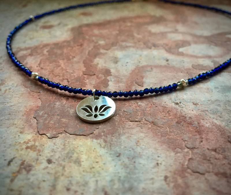 Glitzernde Edelstein Halskette Mit Plättchen Anhänger/Lotusblüte von Zauberstueck