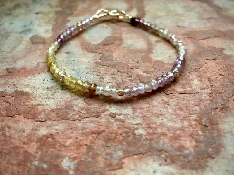 Glitzerndes Edelstein Armband Mit Farbverlauf von Zauberstueck