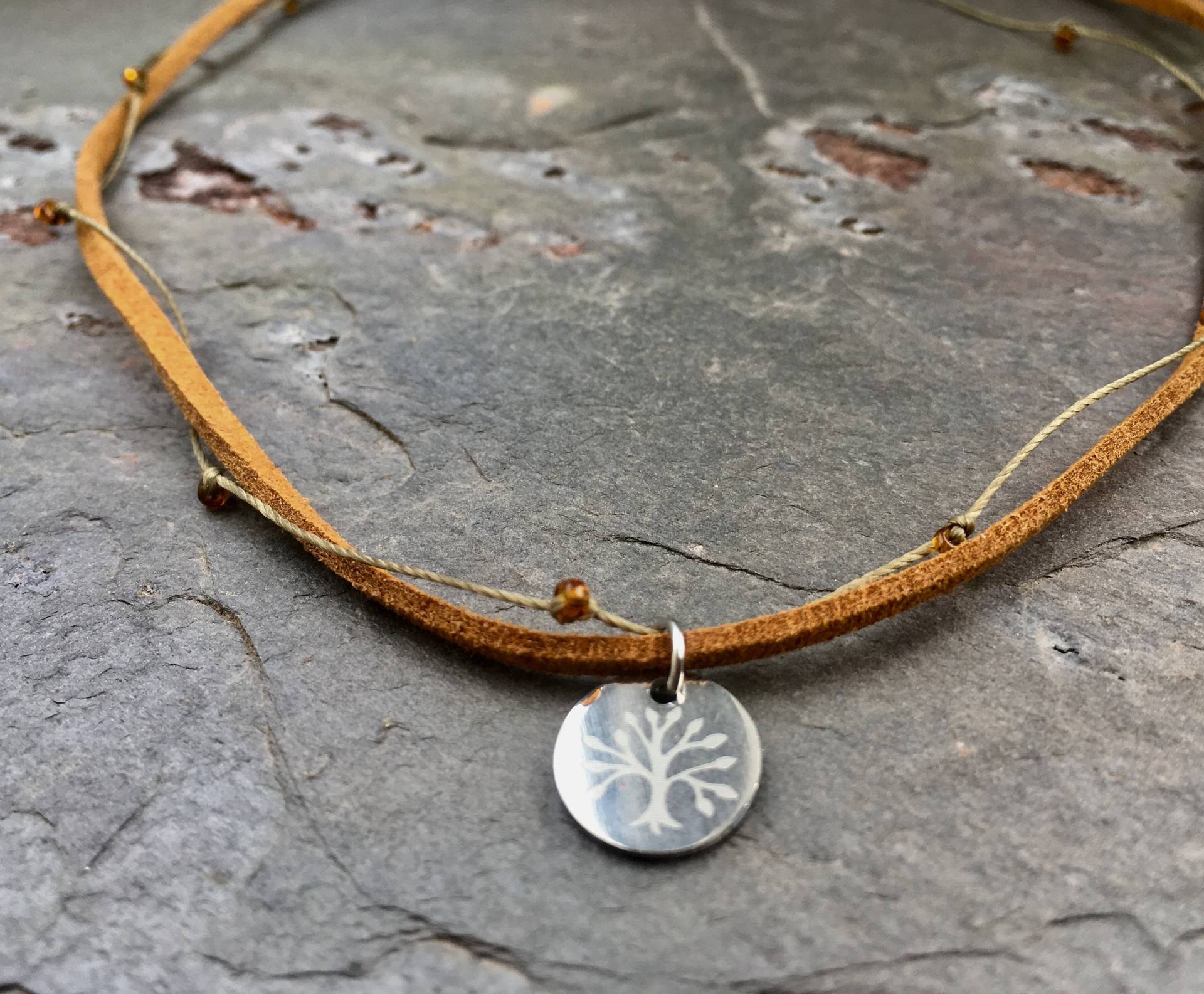 Halskette Aus Wildleder-Imitat Mit Lebensbaum & Glasperlen von Zauberstueck