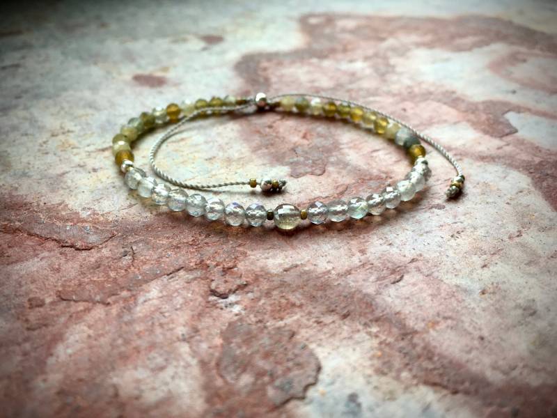 Schimmerndes Edelstein Armband Aus Zweierlei Labradorit von Zauberstueck