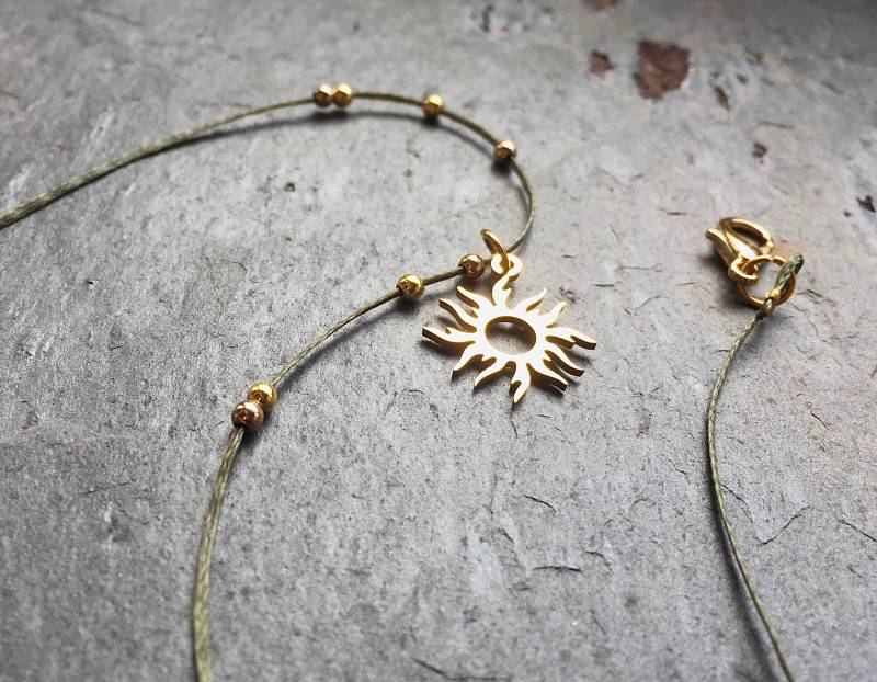 Textile Halskette Mit Sonnen-Anhänger & Hämatit-Perlen von Zauberstueck