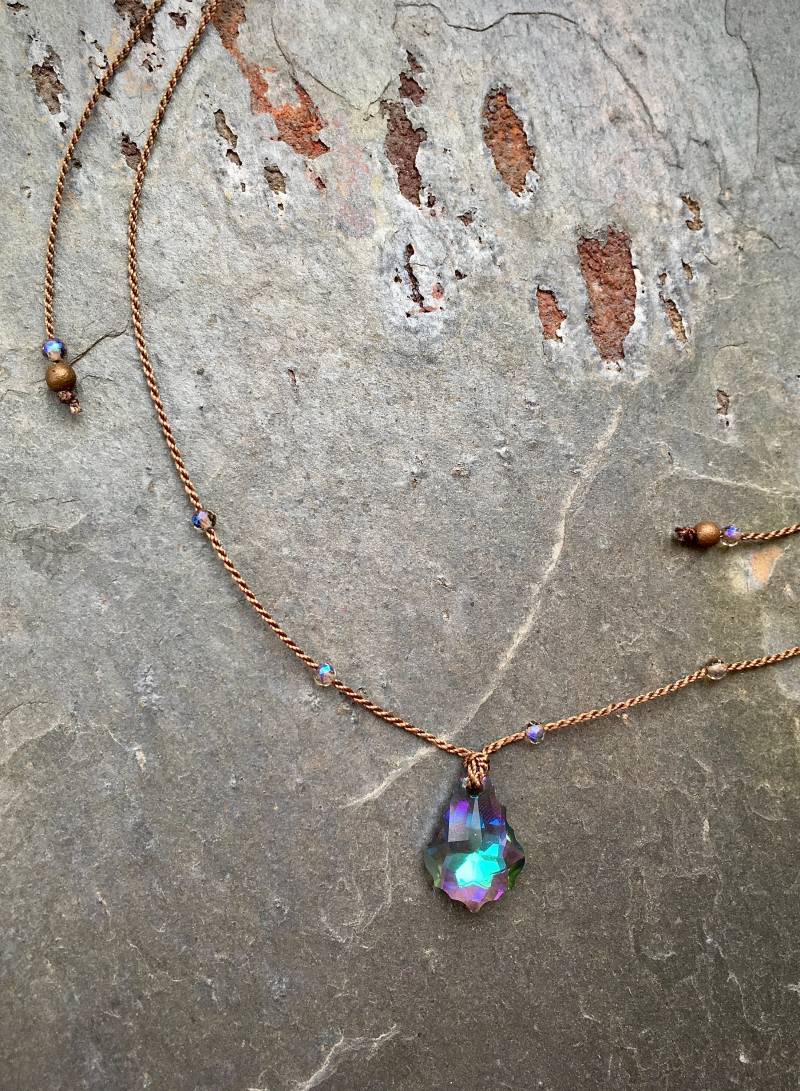 Verstellbare Halskette Mit Bunt Schimmerndem Prisma Anhänger von Zauberstueck