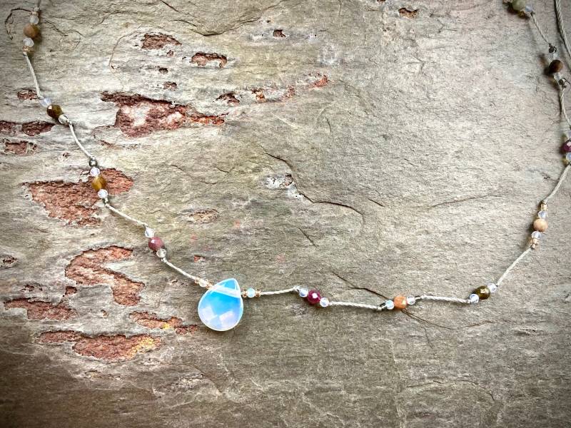 Verstellbare Halskette Mit Edelsteinen | Turmalin, Opal & Tropfen Anhänger von Zauberstueck