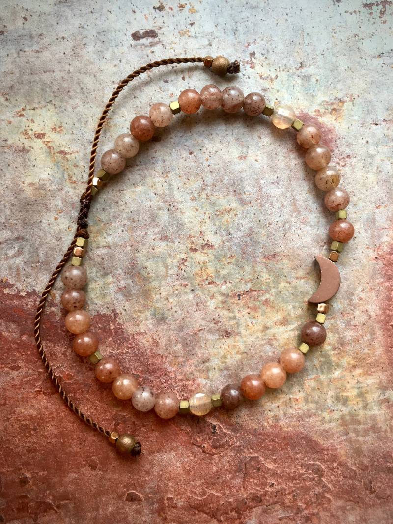 Verstellbares Edelstein Armband | Chalzedon, Mondstein, Hämatit Mit Halbmond von Zauberstueck