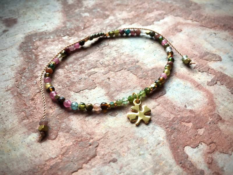 Verstellbares Edelstein Armband | Turmalin, Achat, Hämatit Mit Kleeblatt Anhänger von Zauberstueck