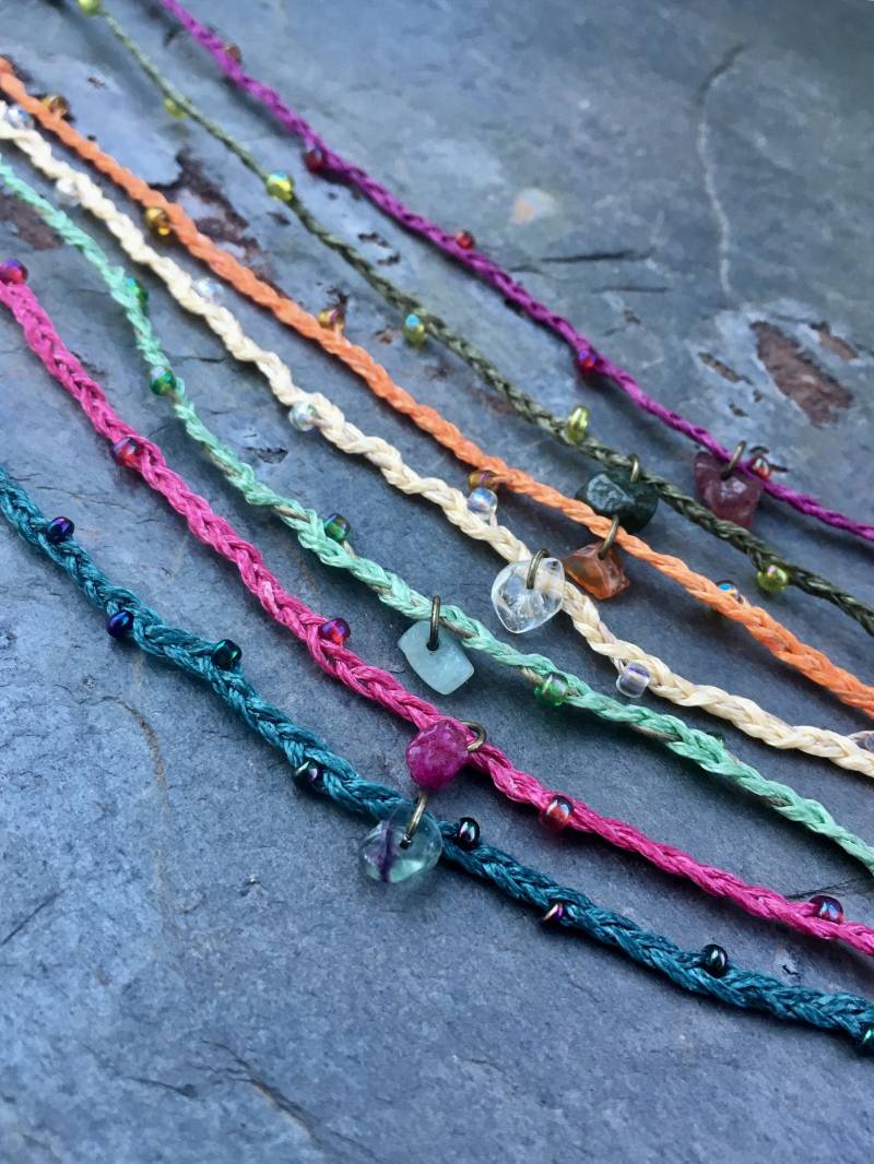 Zierliche Bunte Textil Stapel Fußbändchen in Verschiedenen Farben. Mit Schimmernden Glasperlen Und Kleinem Heilstein Anhänger von Zauberstueck