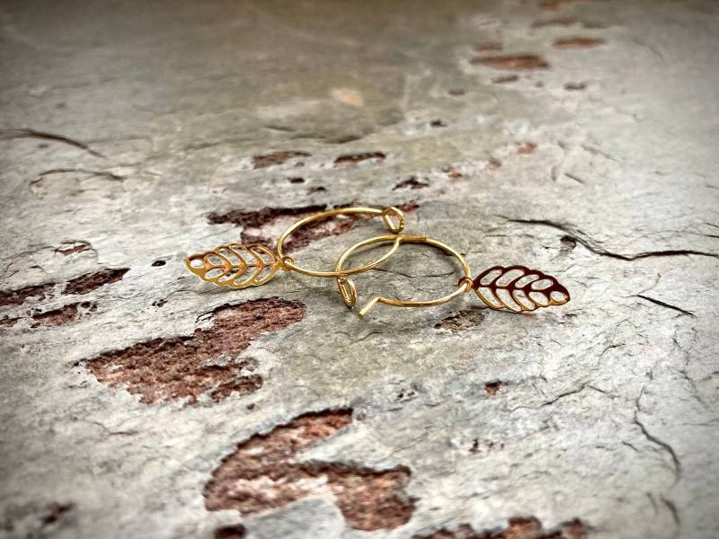 Zierliche Creolen Mit Blatt-Anhänger von Zauberstueck