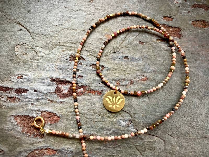 Zierliche Edelstein Perlen-Halskette Mit Lotusblüte von Zauberstueck