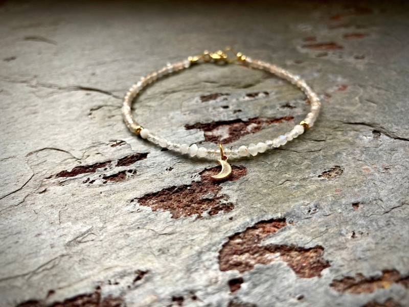 Zierliches Edelstein Armband Mit Halbmond-Anhänger von Zauberstueck