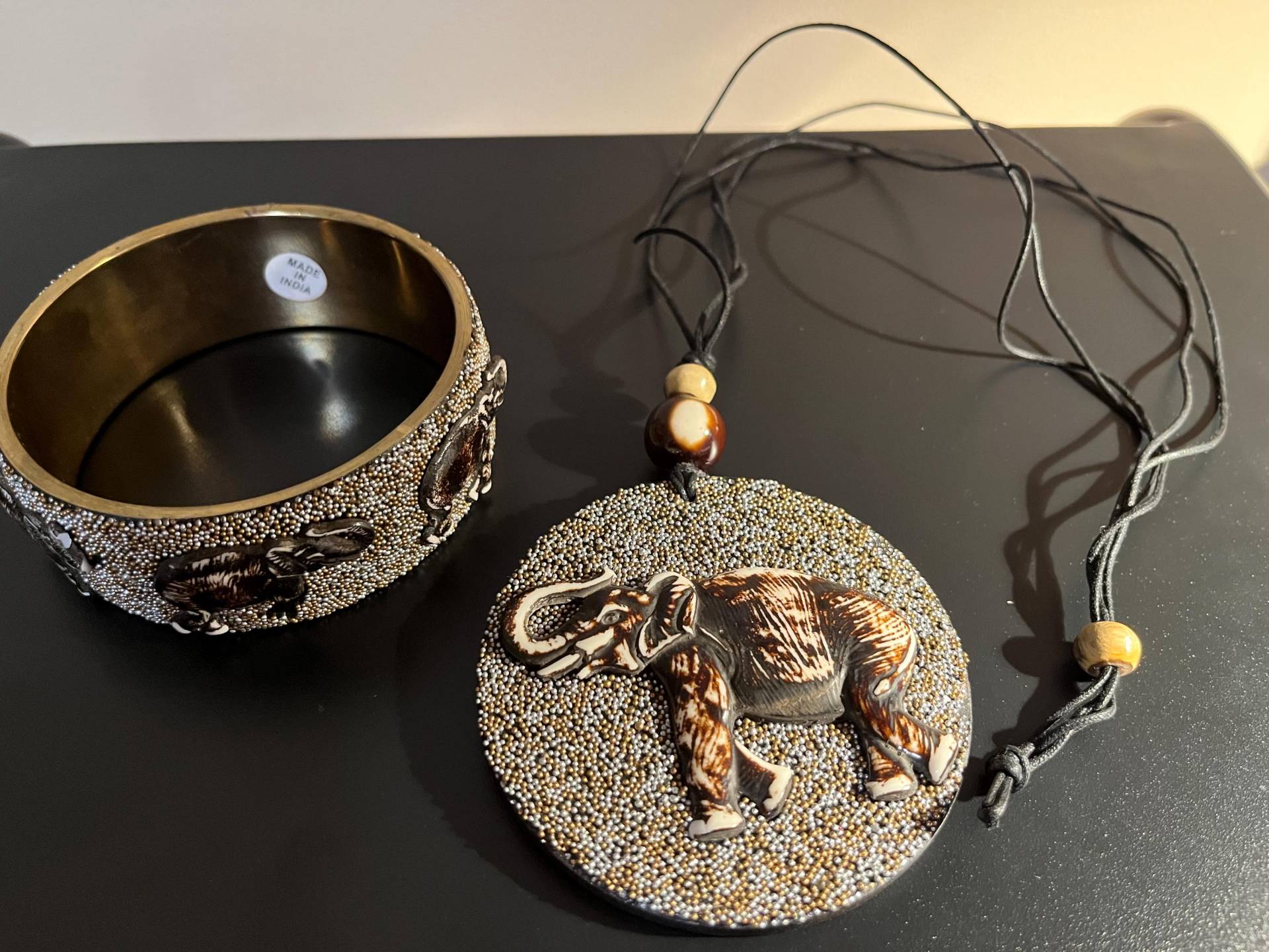 Besonders Seltenes, Handgefertigtes Elefanten Schmuck Set - Statement Kette & Armreif Armband Perlen Made in India Besonders Seltenes, Handgefertigtes Elefanten Schmuck Set - Statement Kette & Armreif Armband Perlen Made in India von ZawadiOnline