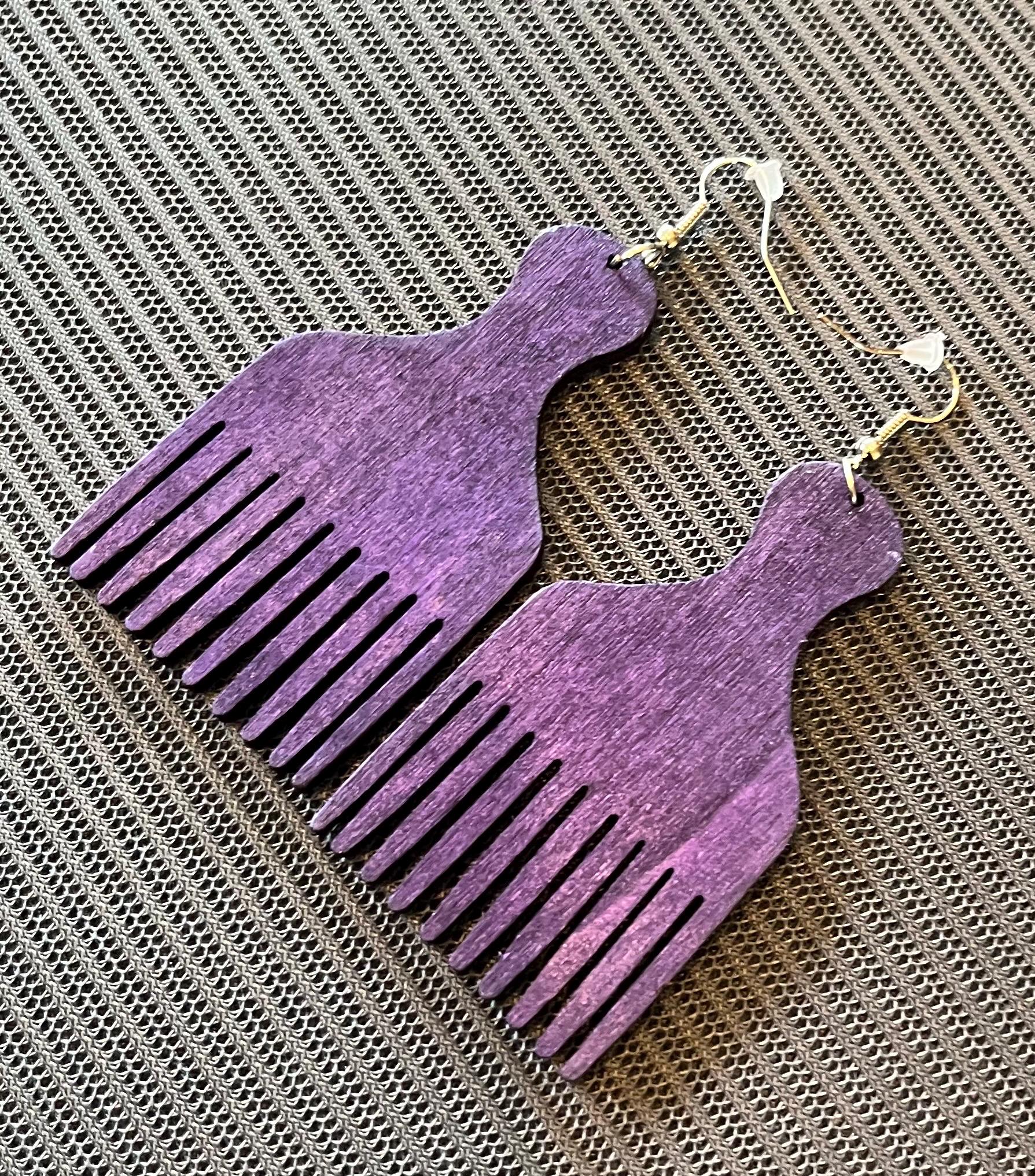 Lila Afro Pick Kamm Ohrringe - Bold Afrocentric Statement Holzschmuck Lila Afro Pick Kamm Ohrringe - Bold Afrocentric Statement Holzschmuck von ZawadiOnline