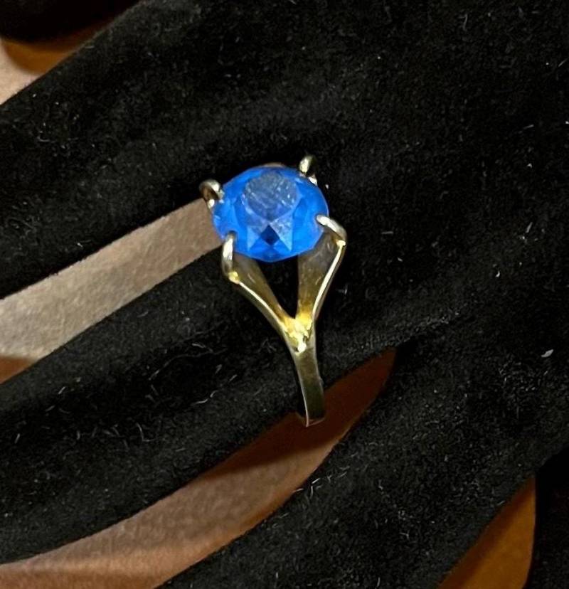 Vintage Edelstein Ring Mit Blauen Edelsteinen in Goldfarben, Eleganter Cocktail Schmuck Vintage Edelstein Ring Mit Blauen Edelsteinen in Goldfarben, Eleganter Cocktail Schmuck von ZawadiOnline