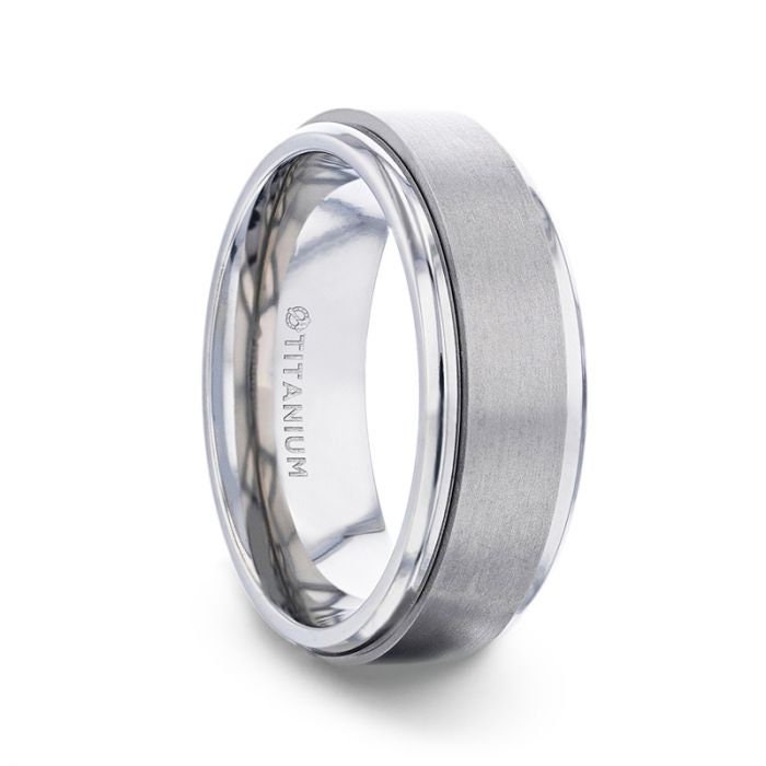 Rebellion Spinning Brushed Center Titan Herren Ehering Mit Polierten Abgeschrägten Kanten - 8mm Ringe, Eheringe Und Versprechensringe von Zayjeweler