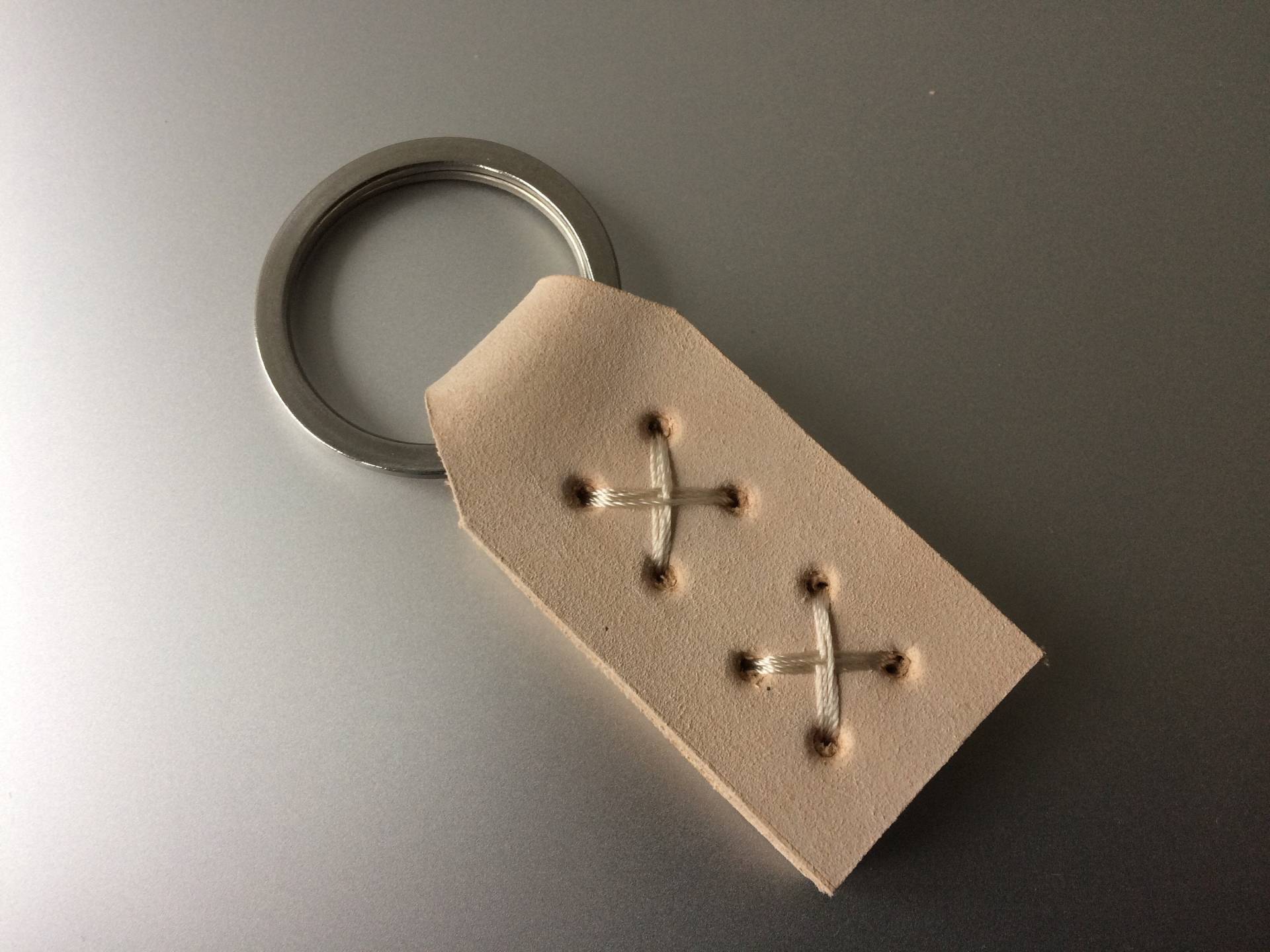 Keks | Leder Schlüsselanhänger Veg Tan Light Beige - Weißer Faden Keks | Leder Schlüsselanhänger Veg Tan Light Beige - Weißer Faden von ZayontzCrafts