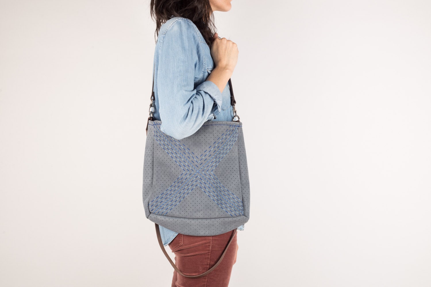 Mittlerer Größe Bestickte Leder Handtasche Mittlerer Größe Bestickte Leder Handtasche von ZazooHandcrafts