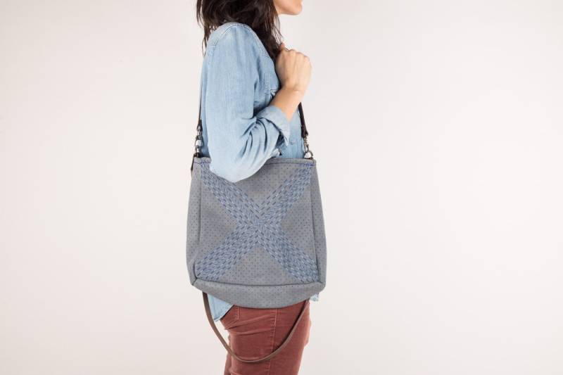 Mittlerer Größe Bestickte Leder Handtasche Mittlerer Größe Bestickte Leder Handtasche von ZazooHandcrafts