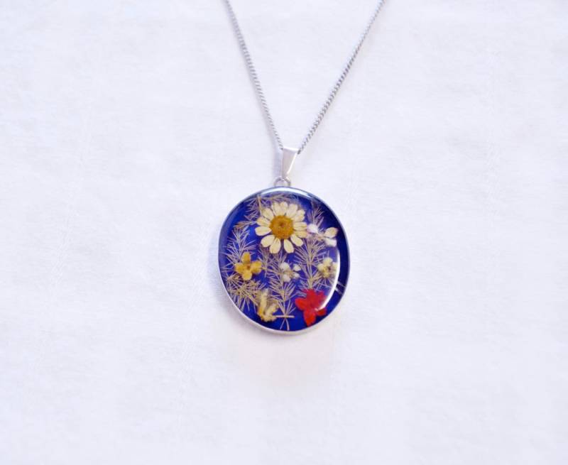 Jahrgang Eingehüllte Real Getrocknet Gedrückt Blumen in Sterling Silber Frame Anhänger 17" Kette Jahrgang Eingehüllte Real Getrocknet Gedrückt Blumen in Sterling Silber Frame Anhänger 17" Kette von ZeART