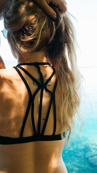 Zeachild Eclipse Strappy Bikini Top - hinten überkreuzt - recycelt von Zeachild
