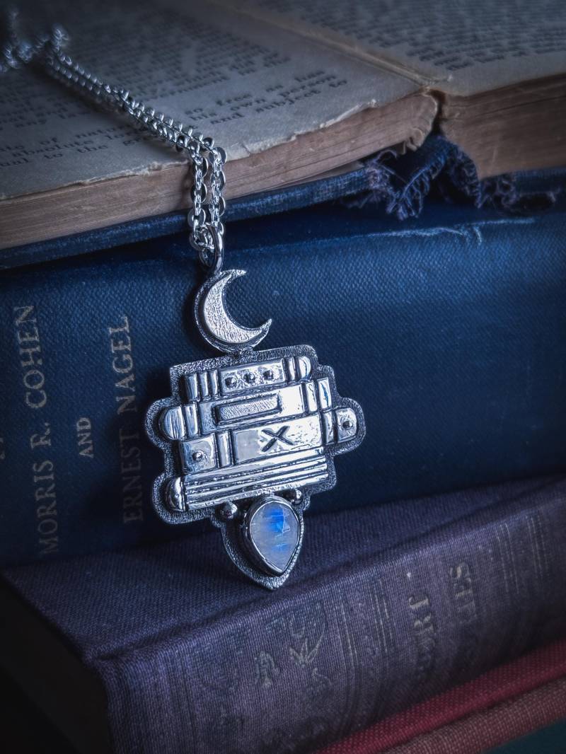 Buch Halskette, Mondstein Schmuck, Bücherwurm, Fantasy Liebhaber, Silber Anhänger, Metallschmied Handgemachtes Geschenk von ZebaJewelry