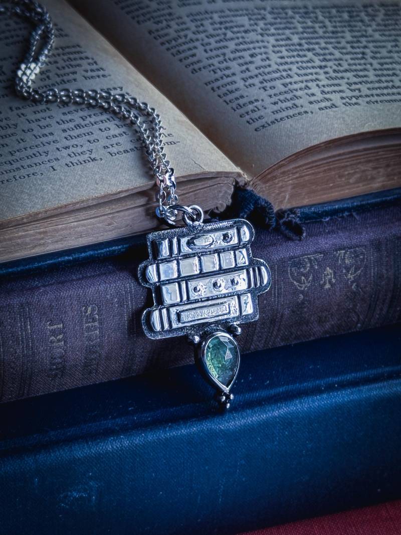 Bücherwurmschmuck, Lesezeichen Halskette, Bücherstapel, Grüner Kyanit, Silberschmuck, Statement Buchliebhaber, Fantasy Schmuck, Witchy Vibes Bücherwurmschmuck, Lesezeichen Halskette, Bücherstapel, Grüner Kyanit, Silberschmuck, Statement Buchliebhaber, Fantasy Schmuck, Witchy Vibes von ZebaJewelry