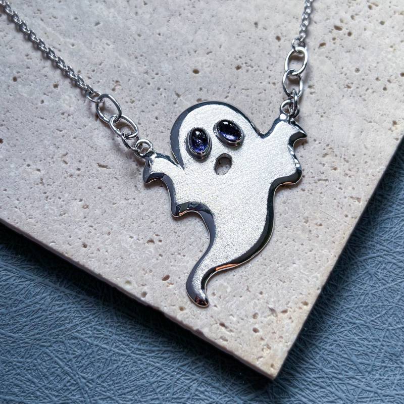 Halloween Schmuck, Geist Halskette, Iolith Anhänger, Handgemachter Silber Gruseliger Kristall Schmuck von ZebaJewelry