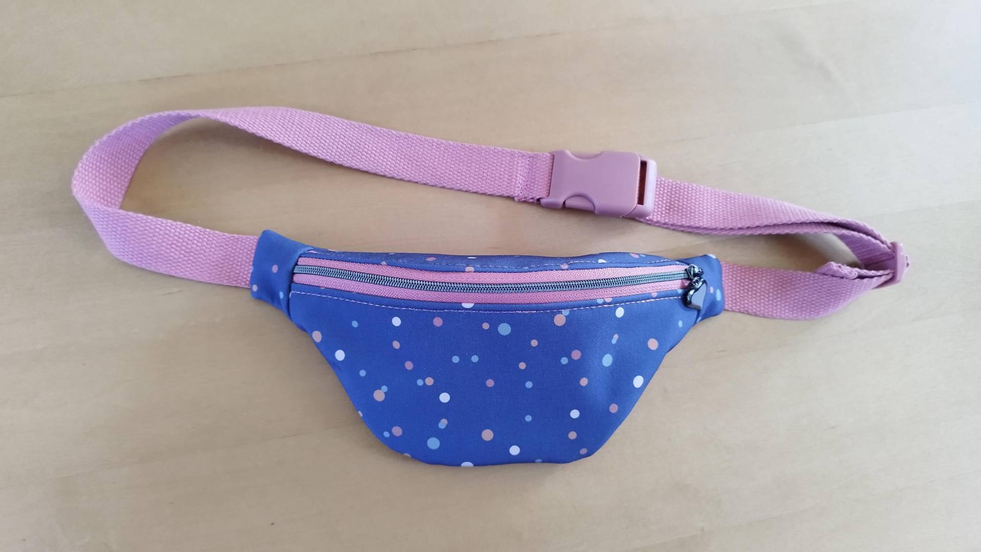 Kids Crossbody Bag, Kinder Bauchtasche, Mini Hipbag, Hüfttasche Softshell Blau Mit Punkten von Zebellina