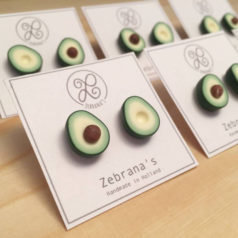 Avocado-Ohrringe | Edelstahl-Avocado-Ohrstecker, Avocado-Ohrstecker, Gesunder Schmuck, Avocado-Schmuck Aus Ton, Obstschmuck, Halbe Avocado von Zebranas