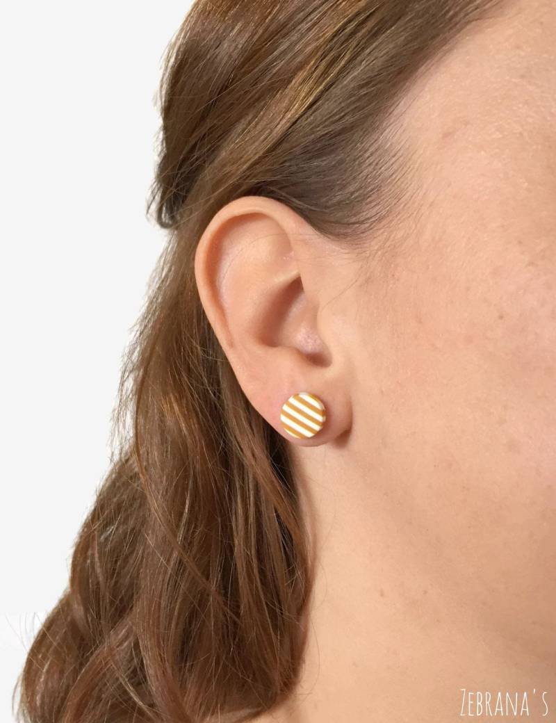 Gestreifte Gelbe Ohrringe | Ockergelb, Gelb Weiß Gestreifte Ohrringe, Ockergelbe Senfgelb, Tonschmuck, Ockerfarben, Minimalistisch Gestreifte Gelbe Ohrringe | Ockergelb, Gelb Weiß Gestreifte Ohrringe, Ockergelbe Senfgelb, Tonschmuck, Ockerfarben, Minimalistisch von Zebranas