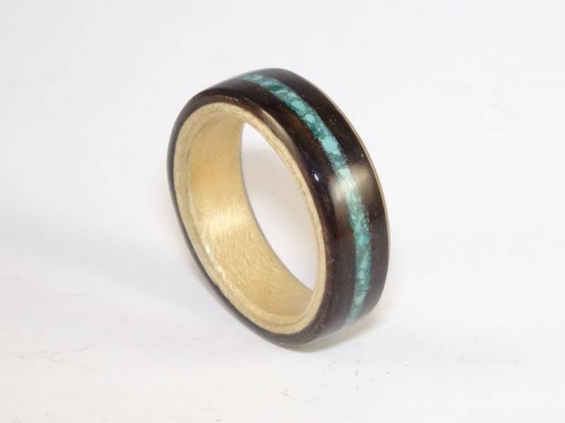 Bent Wood Ring - Macassar Ebenholz Gefüttert Mit Sycamore Und Einem Crushed Türkis Inlay Band, Handgefertigt in Beliebigen Uk Oder Us Größen Bent Wood Ring - Macassar Ebenholz Gefüttert Mit Sycamore Und Einem Crushed Türkis Inlay Band, Handgefertigt in Beliebigen Uk Oder Us Größen von ZebranoWoodCraft