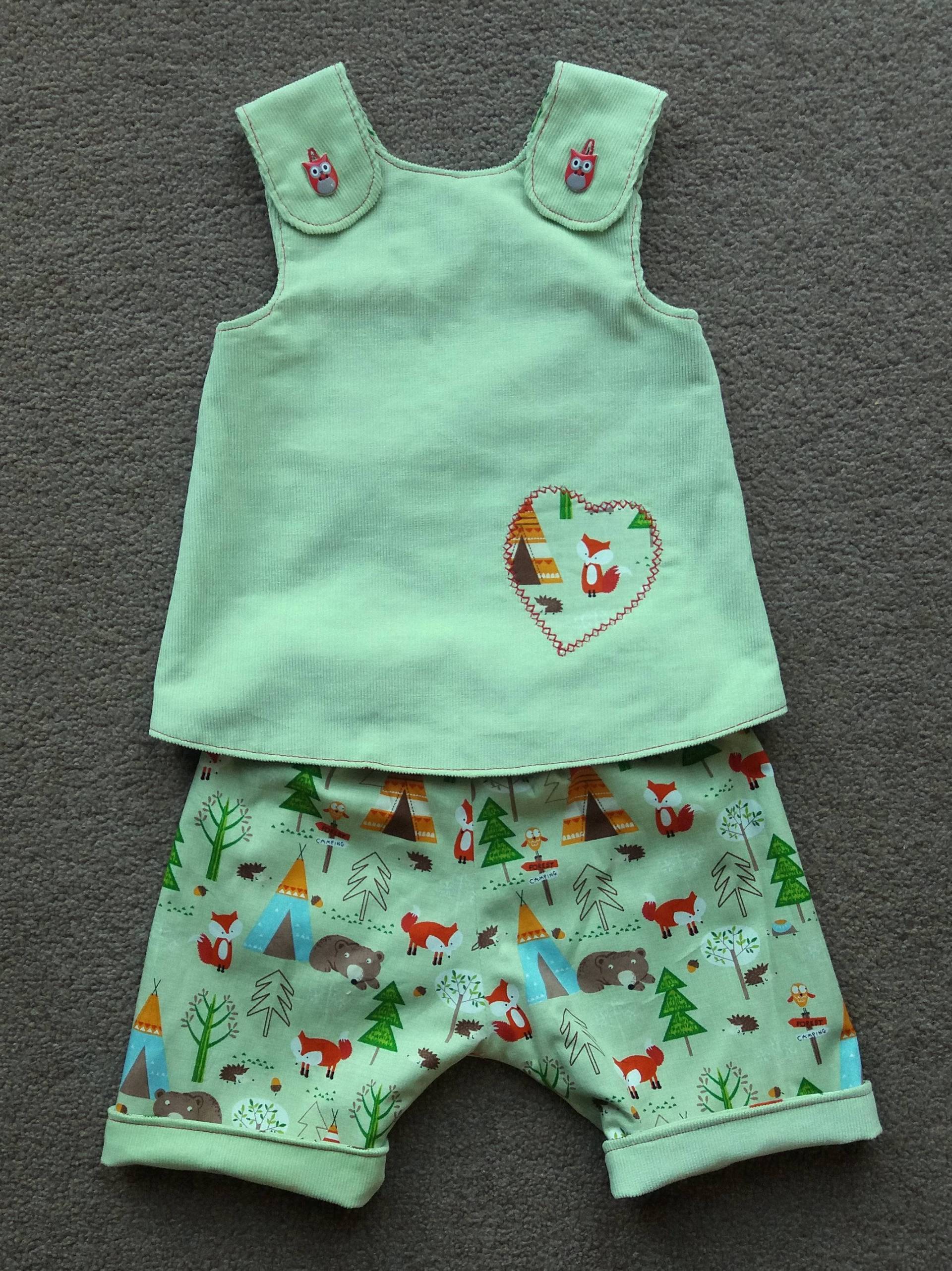 Handgemachte Crossover Pinafore Top Und Reversible Shorts Outfit Handgemachte Crossover Pinafore Top Und Reversible Shorts Outfit von ZeeBeeGB