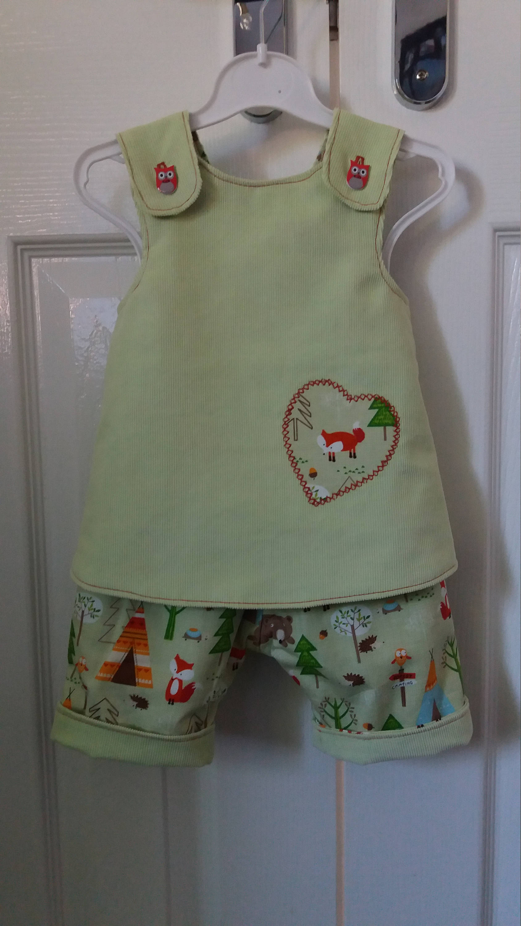 Handgemachte Crossover Pinafore Top Und Reversible Shorts Outfit Handgemachte Crossover Pinafore Top Und Reversible Shorts Outfit von ZeeBeeGB