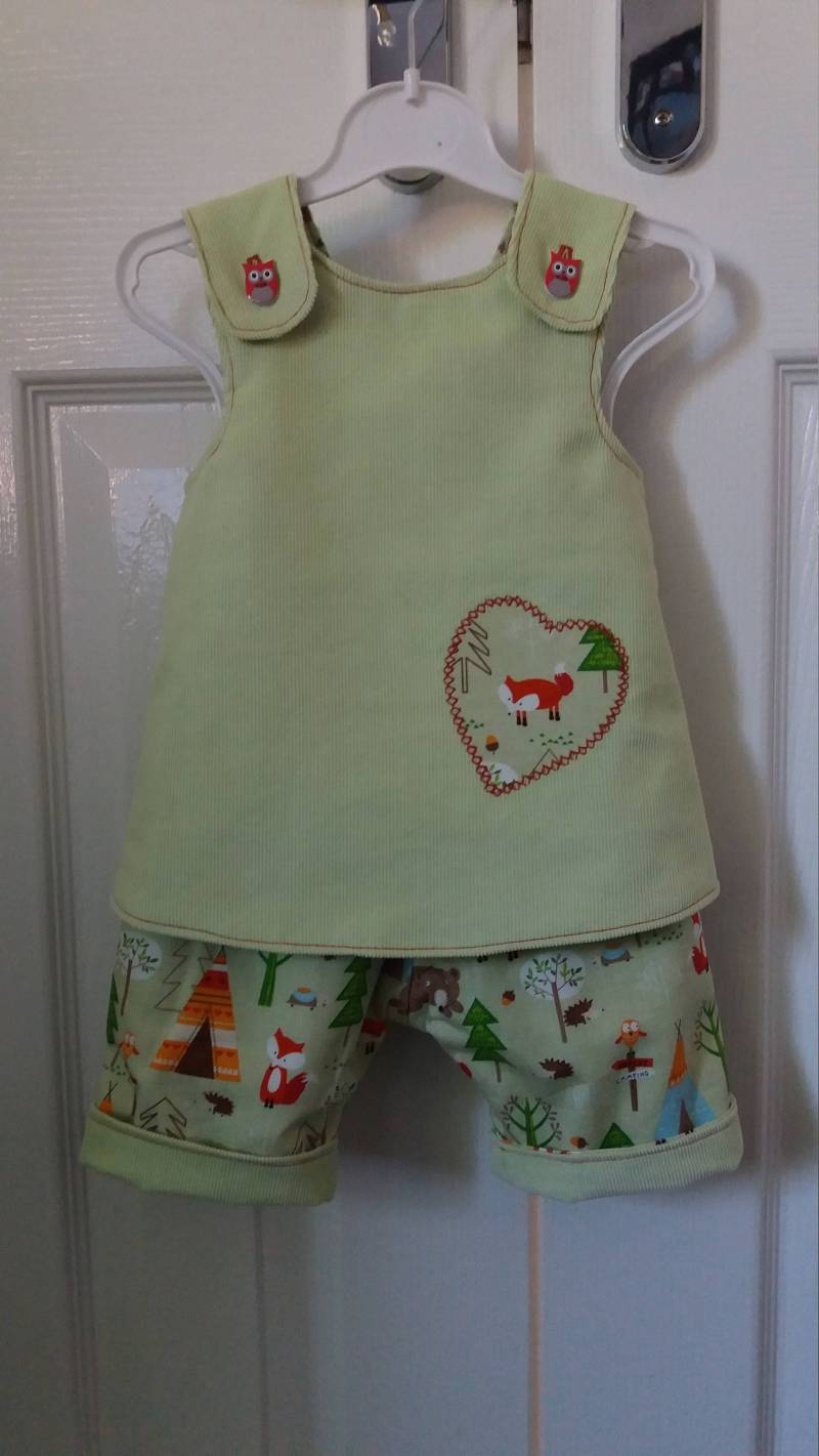 Handgemachte Crossover Pinafore Top Und Reversible Shorts Outfit von ZeeBeeGB