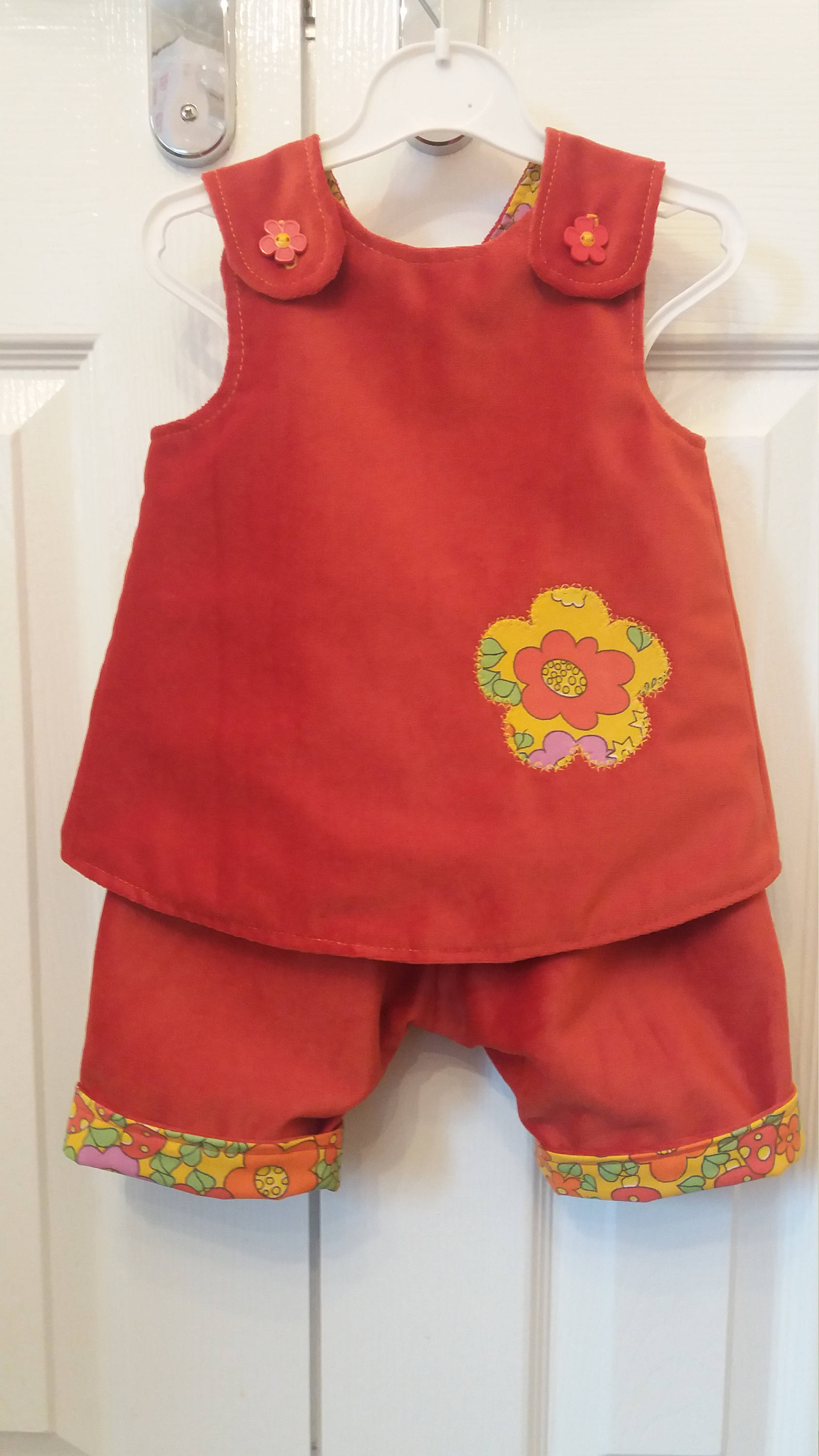 Handgemachte Crossover Pinafore Top Und Reversible Shorts Outfit Handgemachte Crossover Pinafore Top Und Reversible Shorts Outfit von ZeeBeeGB