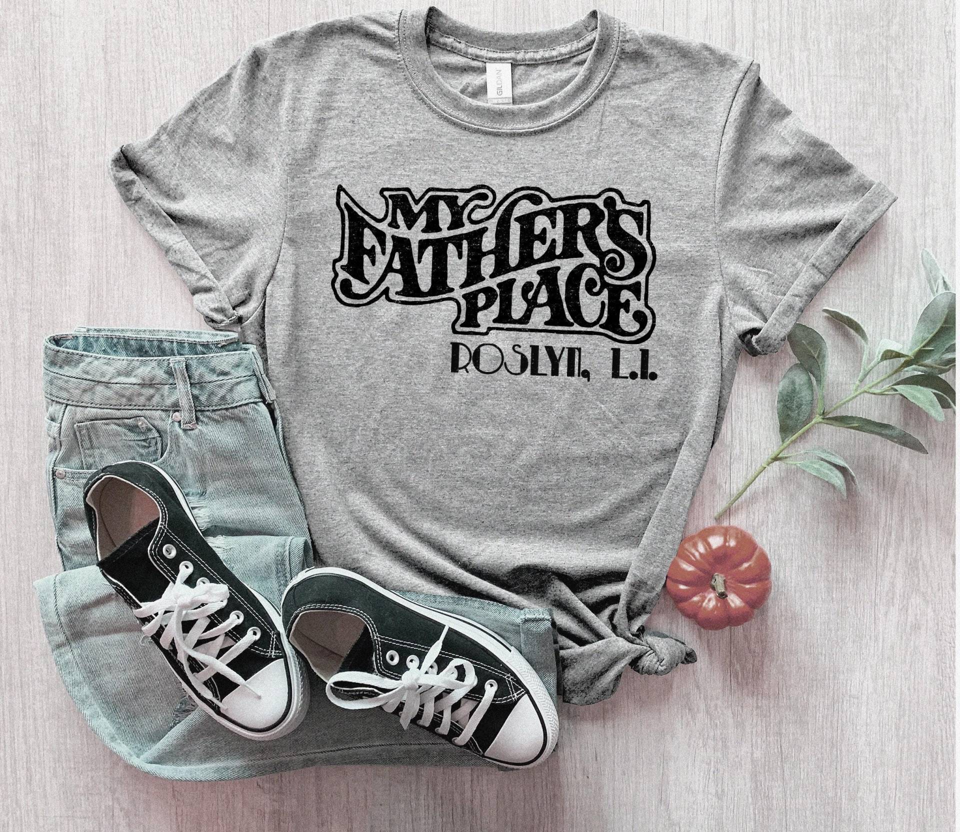 My Fathers Place Club-Shirt Kurzarm Unisex-T-Shirt Roslyn Long Island My Fathers Place Club-Shirt Kurzarm Unisex-T-Shirt Roslyn Long Island von ZeePress