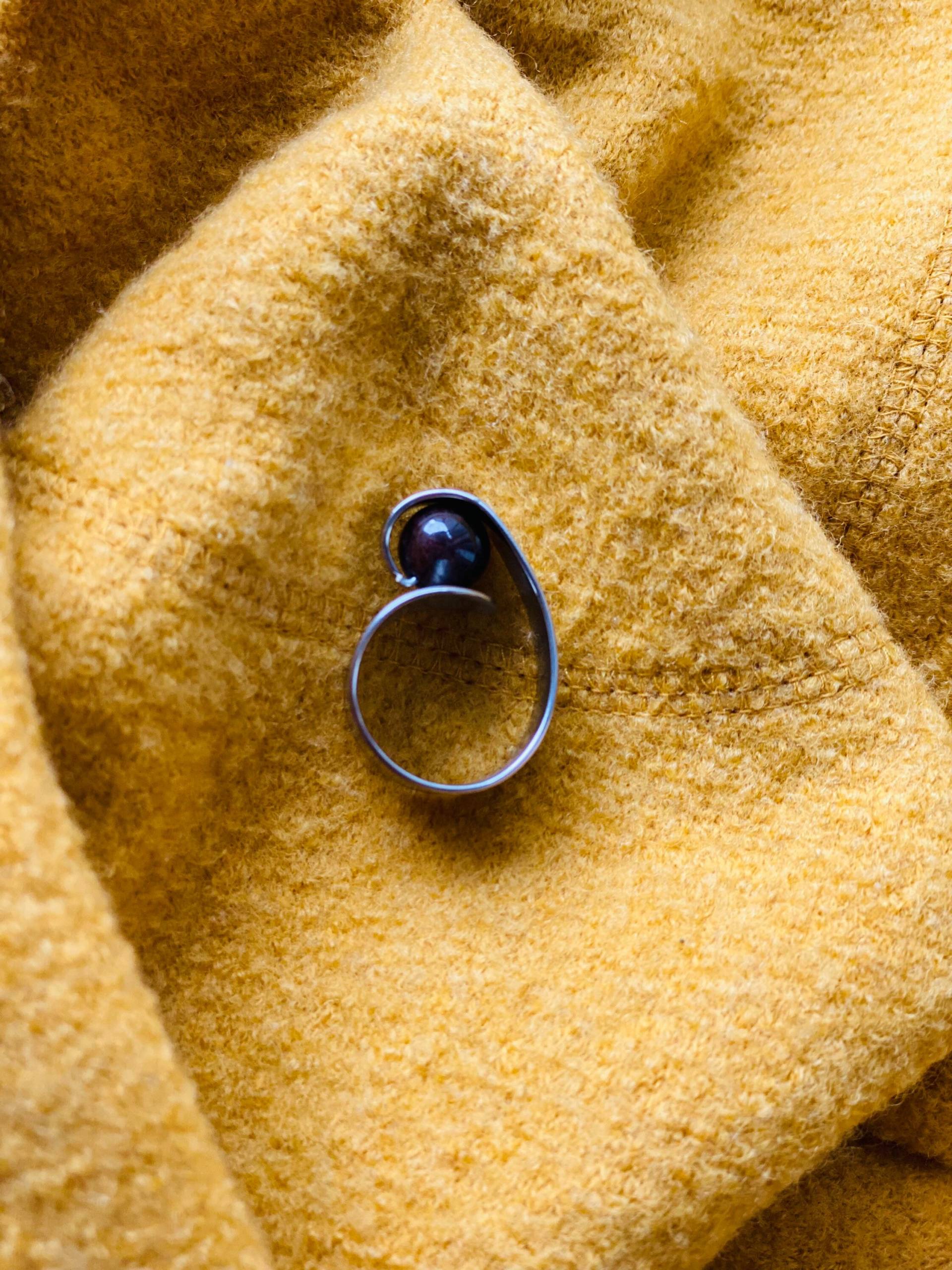 Breiter Ring Mit Schwarz-Braunem Tigerauge Breiter Ring Mit Schwarz-Braunem Tigerauge von Zefino