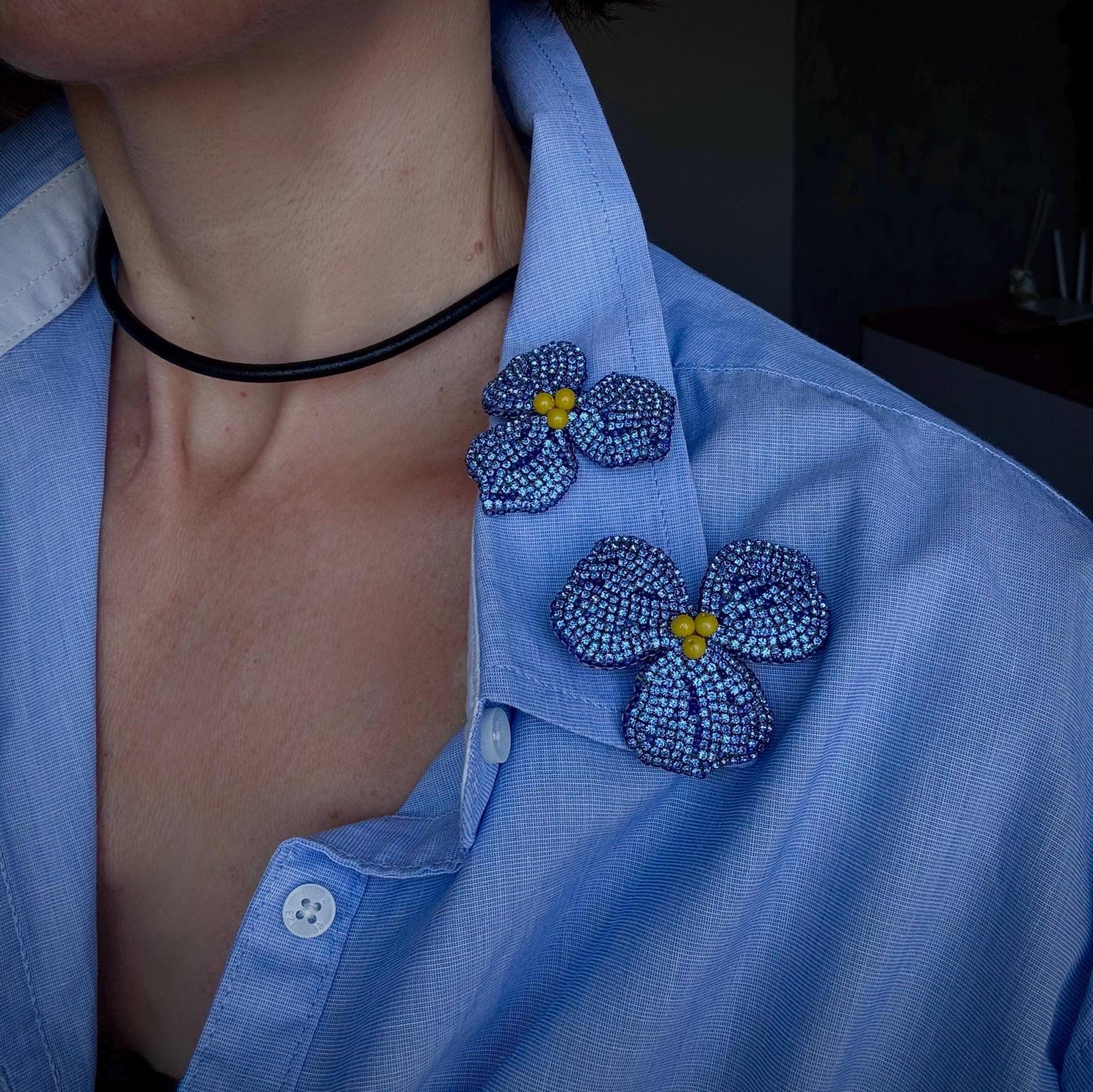 Blaue Blumen Brosche Set Kristall Gestickte Vergissmeinnicht Anstecknadeln Blaue Blumen Brosche Set Kristall Gestickte Vergissmeinnicht Anstecknadeln von ZefirinaStudioStore