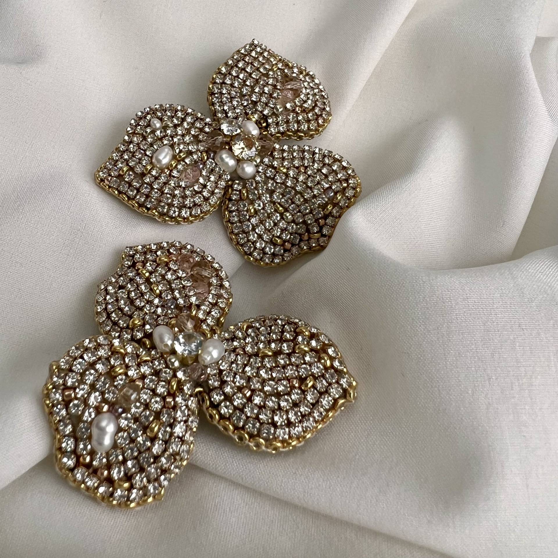 Gold Blumen Brosche Set Kristall & Perle Bestickte Pins Gold Blumen Brosche Set Kristall & Perle Bestickte Pins von ZefirinaStudioStore