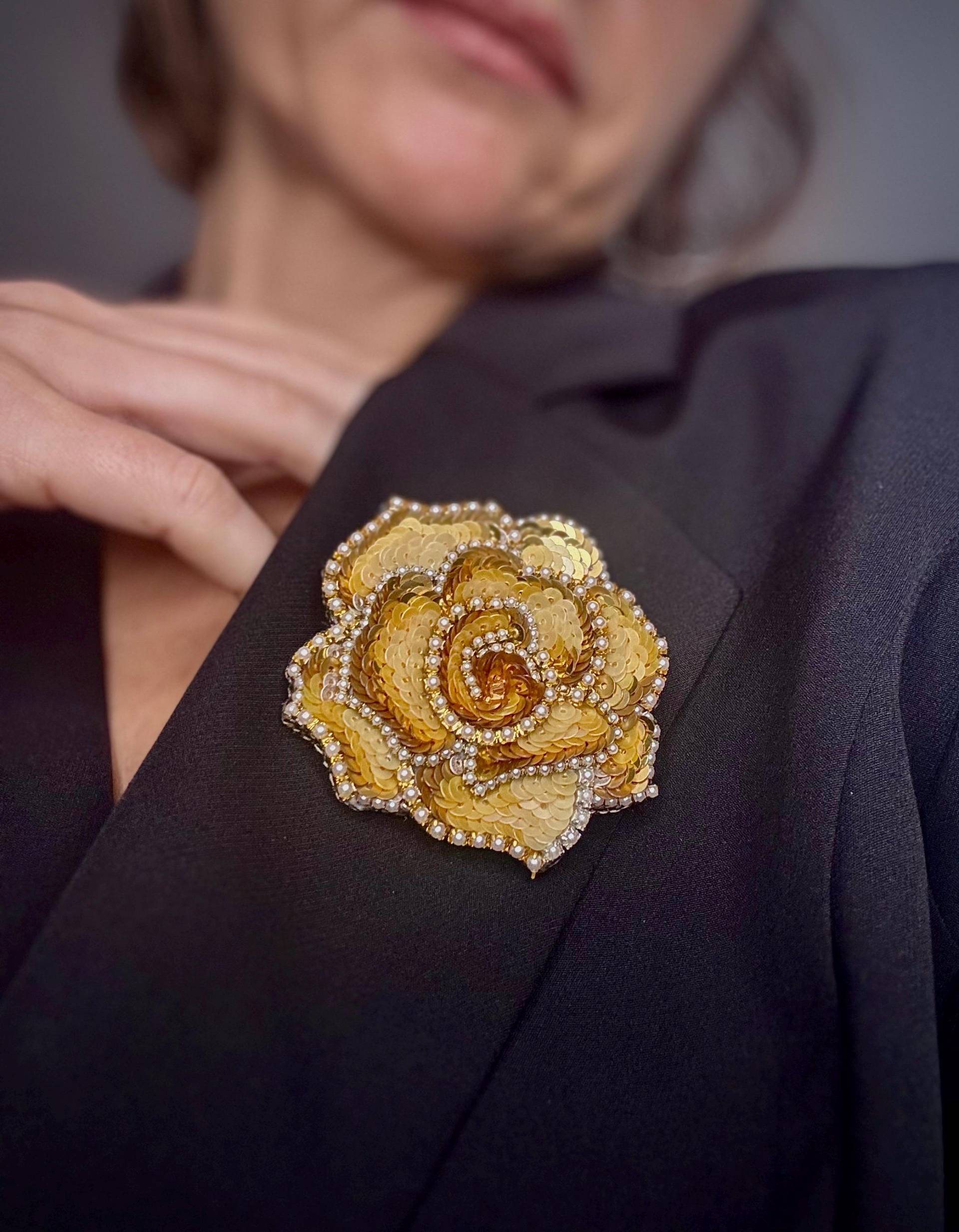 Handgestickte Gold Blumen Brosche Kristallperle Ooak Anstecknadel Handgestickte Gold Blumen Brosche Kristallperle Ooak Anstecknadel von ZefirinaStudioStore