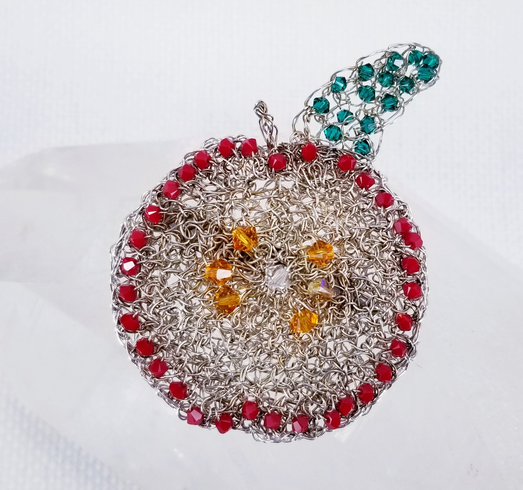 Silberdraht Häkeln Apfel Brosche Silberdraht Häkeln Apfel Brosche von ZegnaJewelry
