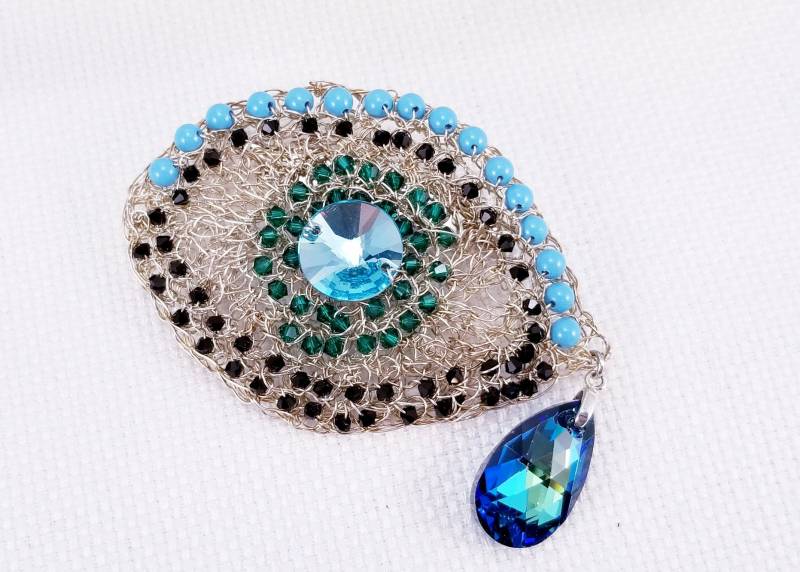 Silberdraht Und Swarovski-Häkeln-Auge-Brosche Silberdraht Und Swarovski-Häkeln-Auge-Brosche von ZegnaJewelry