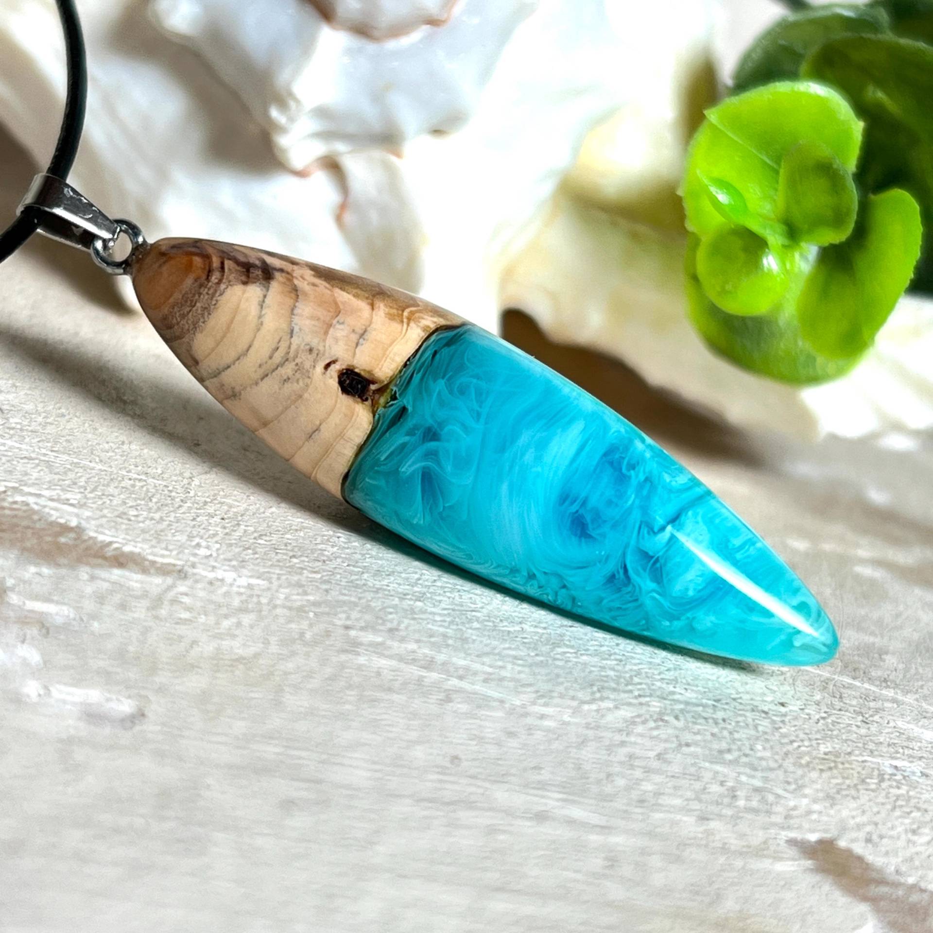 Anhänger Eibenholz & Epoxidharz Blau Türkis Weiß Transparent Mit Edelstahlöse Und Lederkette 45+5 cm Verlängerung Anhänger Eibenholz & Epoxidharz Blau Türkis Weiß Transparent Mit Edelstahlöse Und Lederkette 45+5 cm Verlängerung von ZeitlosSchmuckDesign