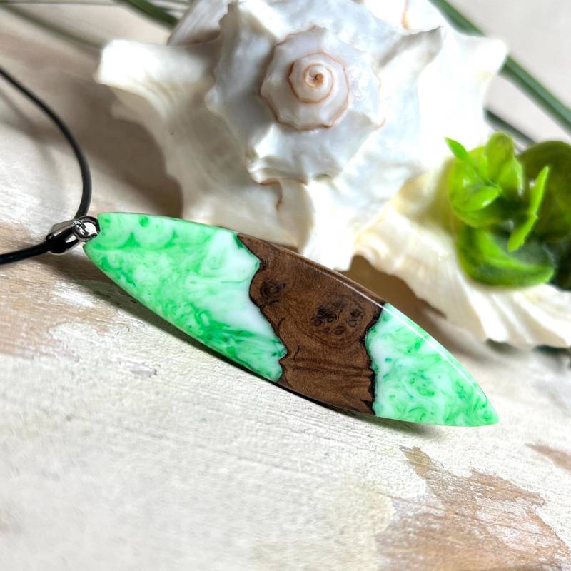 Anhänger Surfbrett Nussbaumholz & Epoxidharz Fluoreszierend Grün Weiß Mit Edelstahlöse Und Lederkette 45+5 cm Verlängerung Anhänger Surfbrett Nussbaumholz & Epoxidharz Fluoreszierend Grün Weiß Mit Edelstahlöse Und Lederkette 45+5 cm Verlängerung von ZeitlosSchmuckDesign