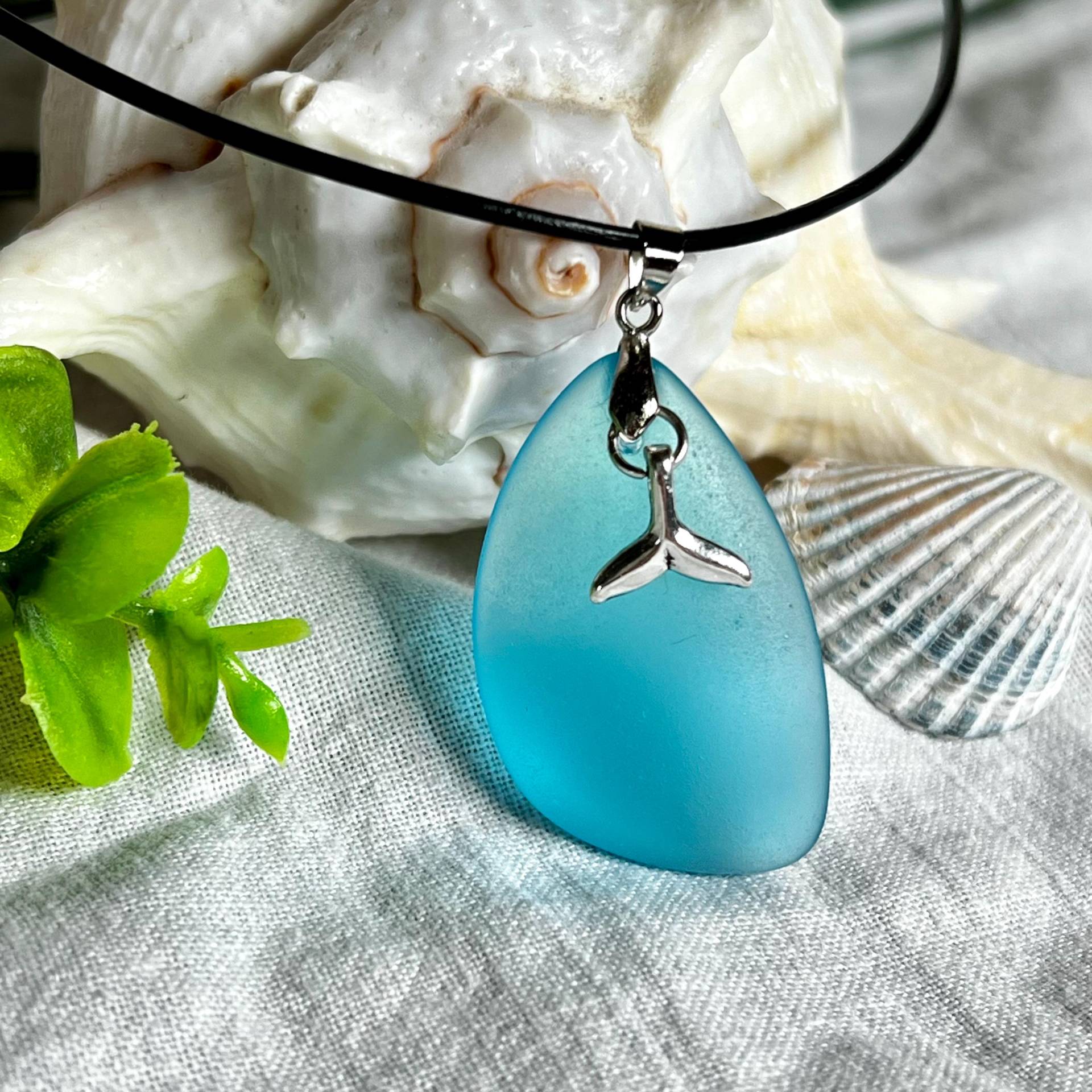 Blue Essence - Handgefertigte Halskette Aus Türkisblaufarbenem Seeglas Mit Edelstahl-Flossenanhänger Und Schwarzer Lederkette, Geschenkidee Blue Essence - Handgefertigte Halskette Aus Türkisblaufarbenem Seeglas Mit Edelstahl-Flossenanhänger Und Schwarzer Lederkette, Geschenkidee von ZeitlosSchmuckDesign