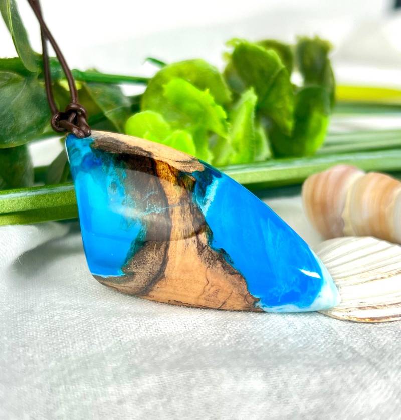 Holz-Harz Anhänger Handgemacht in Blau - Unikat Kette Mit Olivenholz & Epoxidharz Verstellbares Lederband Natürliches Geschenk , Unisex Holz-Harz Anhänger Handgemacht in Blau - Unikat Kette Mit Olivenholz & Epoxidharz Verstellbares Lederband Natürliches Geschenk , Unisex von ZeitlosSchmuckDesign