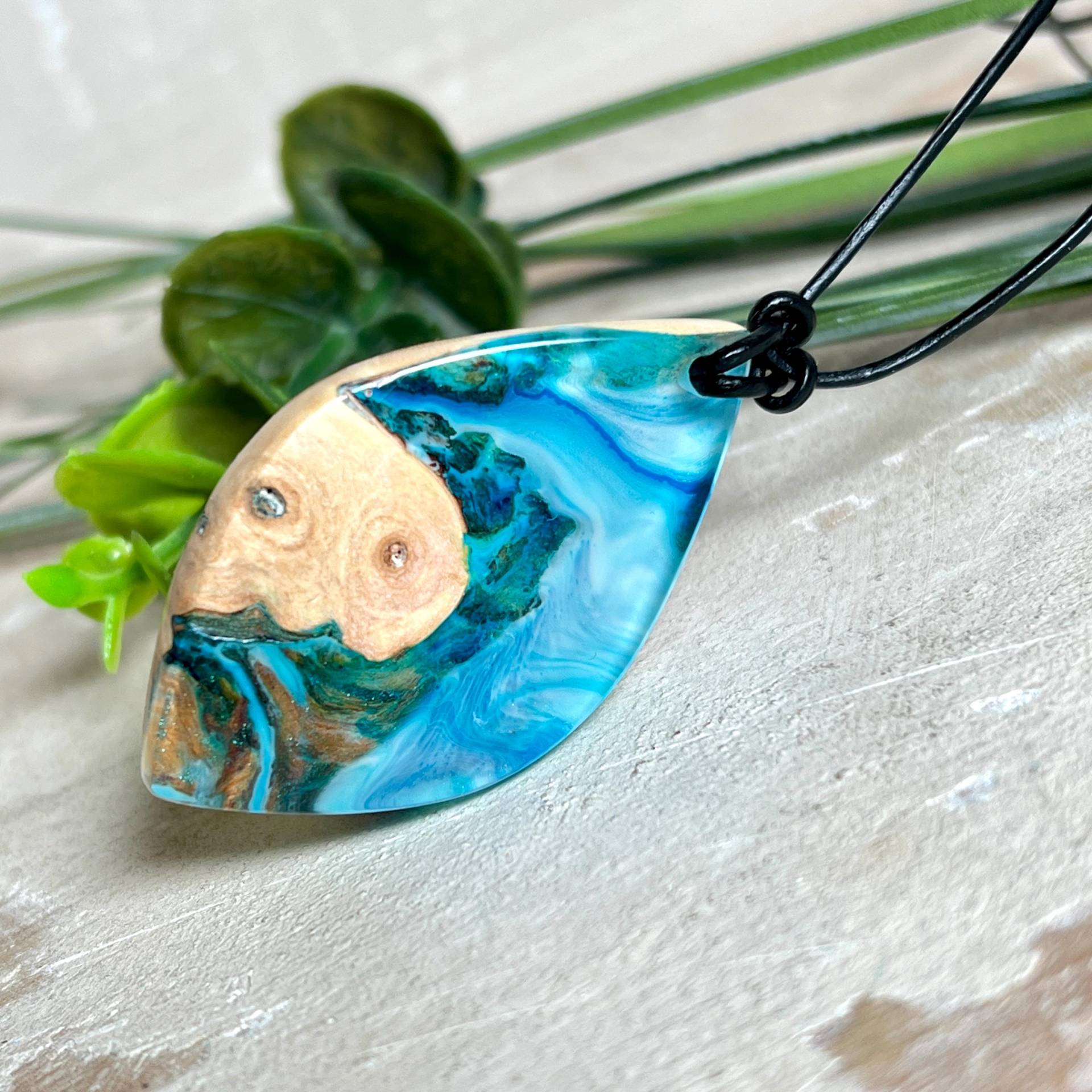 Holz Harz Anhänger Ocean Leaf - Natur Und Meer Schmuck Mit Lederband Unikat Halskette- Geschenkidee Für Meerliebhaber Holz Harz Anhänger Ocean Leaf - Natur Und Meer Schmuck Mit Lederband Unikat Halskette- Geschenkidee Für Meerliebhaber von ZeitlosSchmuckDesign