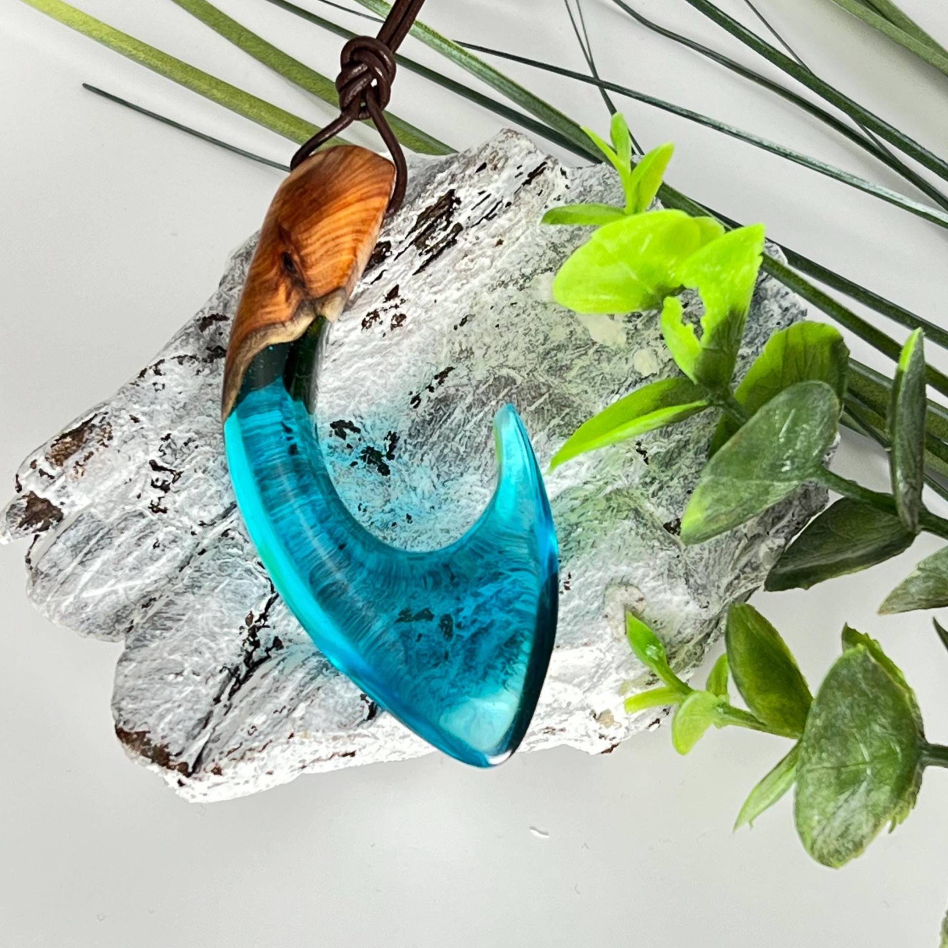 Holz Und Harz Maori Fisch Haken-Anhänger Aus Eibenholz & Blauem - Handgefertigter Talisman Für Glück, Stärke Verbundenheit Holz Und Harz Maori Fisch Haken-Anhänger Aus Eibenholz & Blauem - Handgefertigter Talisman Für Glück, Stärke Verbundenheit von ZeitlosSchmuckDesign