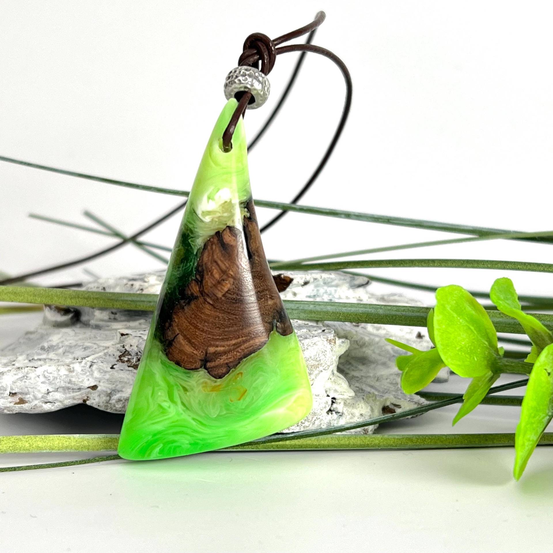 Leuchtender Anhänger Aus Olivenholz & Harz - Schwarzlicht Fluoreszierender Unikat Schmuck Mit Lederband Handgemacht Und Verstellbar Leuchtender Anhänger Aus Olivenholz & Harz - Schwarzlicht Fluoreszierender Unikat Schmuck Mit Lederband Handgemacht Und Verstellbar von ZeitlosSchmuckDesign